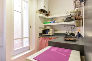 アパートメント 1 ベッドルーム | 専用キッチン | 冷蔵庫、電子レンジ、コンロ、電気ポット