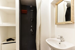 Apartamento, 1 quarto | Banheiro | Chuveiro, secador de cabelo, bidê, toalhas de banho
