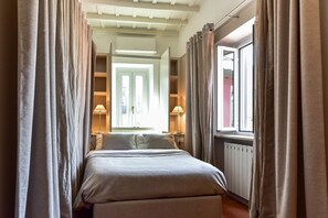 1 habitación, tabla de planchar con plancha y cunas gratuitas 