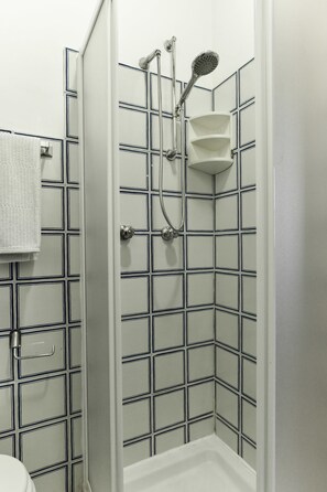 Suite Studio | Douche de la salle de bain