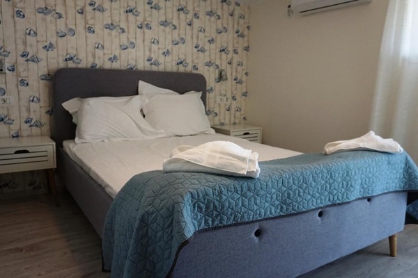 Desk, soundproofing, cots/infant beds, free WiFi