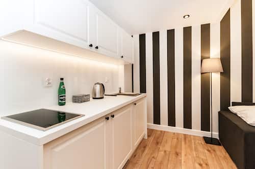 Estudi en suite Comfort, 1 dormitori, cuina bàsica (Black & White) | Cuina bàsica privada | Frigorífic, placa de cuina, cafetera i tetera i bullidora elèctrica