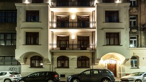 Un edificio de varios pisos con balcones y una entrada principal.