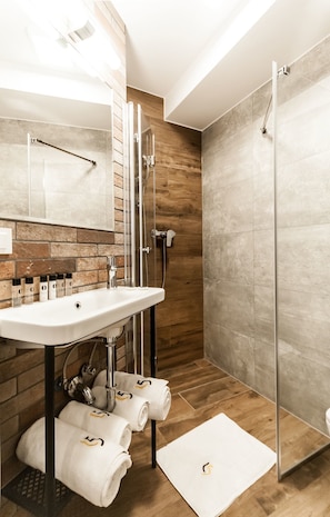 Comfort Studio Suite, 1 Queen Bed, Kitchenette (INDUSTRIAL) | Bathroom | Shower, free toiletries, hair dryer, towels - Apartamenty L5 (Kraków)
