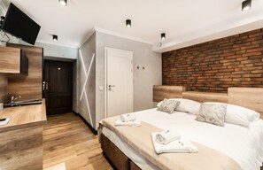 Comfort Studio Suite, 1 Queen Bed, Kitchenette (INDUSTRIAL) | Premium bedding, desk, free WiFi, bed sheets