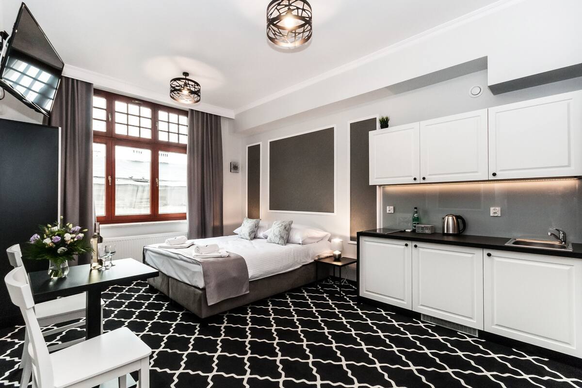 Suíte estúdio conforto, cozinha americana (Silver) | Roupas de cama premium, escrivaninha, Wi-Fi de cortesia, roupa de cama