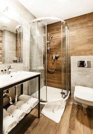 Comfort Studio Suite, 1 Queen Bed, Kitchenette (INDUSTRIAL) | Bathroom - Apartamenty L5 (Kraków)