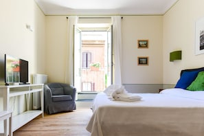 3 bedrooms, iron/ironing board, free WiFi, bed sheets - Monti Apartment (Rome)