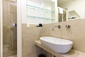 Apartamento | Banheiro | Chuveiro, secador de cabelo, chinelos, bidê