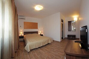 Classic Double Room, Balcony | Iron/ironing board, free WiFi, bed sheets