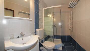 Apartemen Comfort, balkon | Kamar mandi | Shower, perlengkapan mandi gratis, pengering rambut, dan handuk