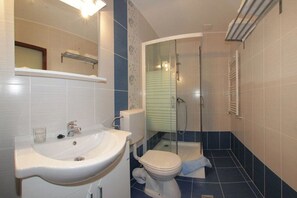 Appartement Confort, balcon | Salle de bain | Douche, articles de toilette (gratuits), séchoir à cheveux