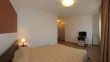 Classic Double Room, Balcony | Iron/ironing board, free WiFi, bed sheets