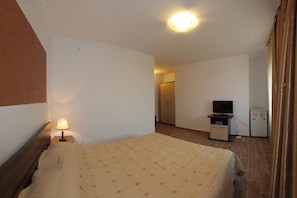 Quarto casal clássico, sacada | Ferros/tábuas de passar roupa, Wi-Fi de cortesia, roupa de cama