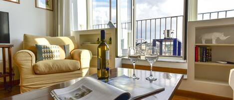 Căn hộ, 1 phòng ngủ | Khu phòng khách | TV màn hình phẳng