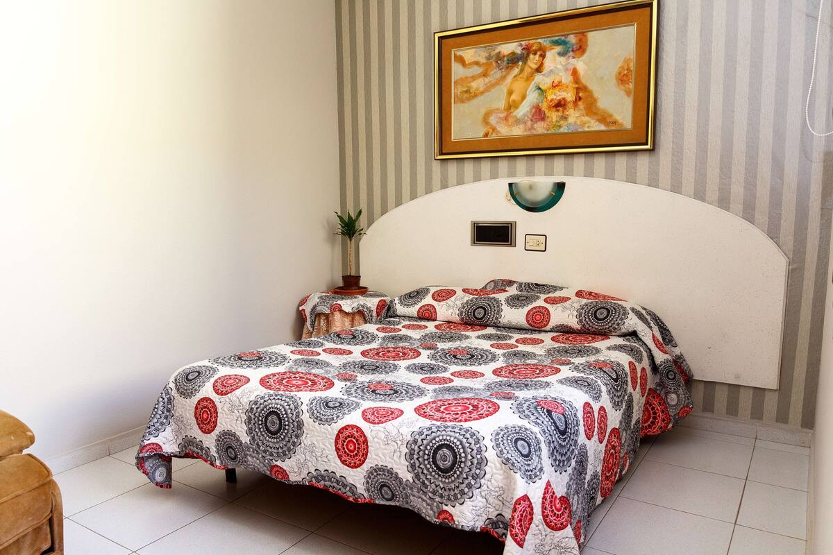 Suite | Cunas gratuitas, camas extra, wifi gratis y ropa de cama