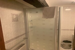 Standard Double Room, 1 Double Bed | Bathroom | Shower, free toiletries, hair dryer, towels - Ye Olde Mustard Pot (Sheffield)