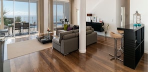 Villa, 4 habitaciones, vista al océano | Área de sala de estar | Televisión de pantalla plana y consola de videojuegos