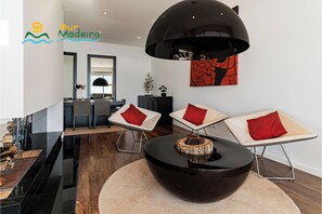 ヴィラ 4 ベッドルーム オーシャンビュー | リビング エリア | 薄型テレビ、テレビゲーム機、DVD プレーヤー