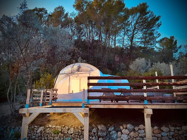 A dome-shaped tent with a wooden deck in front, surrounded by trees. - La Villa Tosca (Callas)