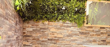 Ducha, artículos de tocador gratuitos, secador de pelo, toallas