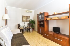 Apartment, 2 Schlafzimmer | Wohnbereich | Fernseher