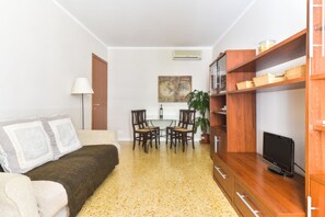 Apartment, 2 Schlafzimmer | Wohnbereich | Fernseher