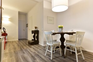 Appartamento, 2 camere da letto | Pasti in camera