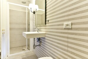 Apartment, 2 Bedrooms | Bathroom | Shower, rainfall showerhead, towels, shampoo - Pantheon View from Terrace Apartment (Rome)