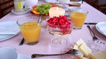 Buffet breakfast for a fee on weekdays