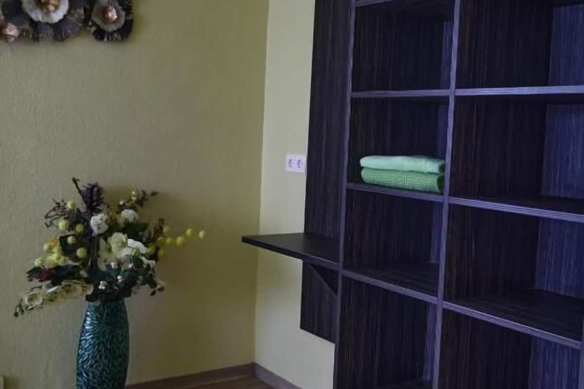 Escritorio, wifi gratis, ropa de cama