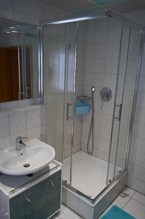 Habitación individual | Baño | Ducha y toallas