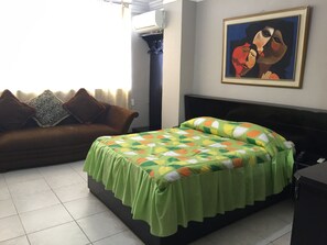 Doppelzimmer, Raucher, mit Bad | Wohnzimmer | Flachbildfernseher