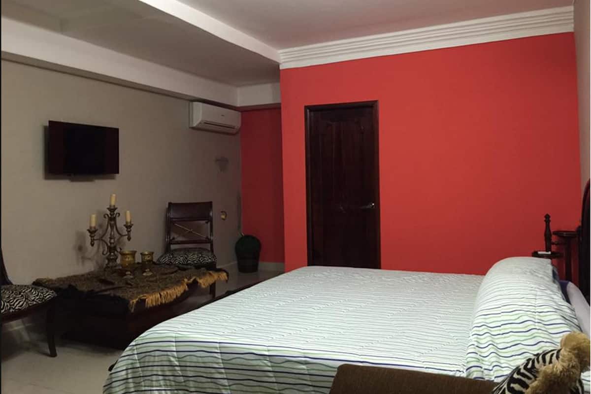 Habitación doble, fumadores, baño privado | 1 dormitorio, escritorio, wifi gratis