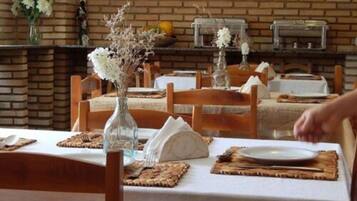 Café da manhã com buffet grátis todos os dias