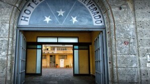 The entrance to Hotel del Prado with a stone facade and a sign above the door. - Hotel Silverado (Orta di Atella)