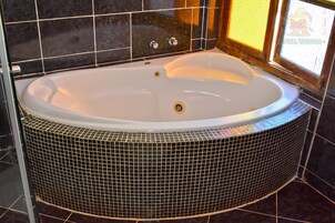 Quarto casal standard | Banheiro | Toalhas de banho, sabonete, papel higiênico 