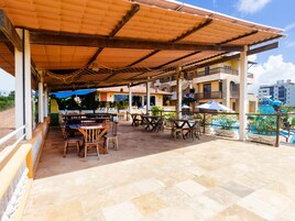 Bar à beira da piscina