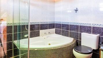 Superior Triple Room, Multiple Beds | Bathroom
