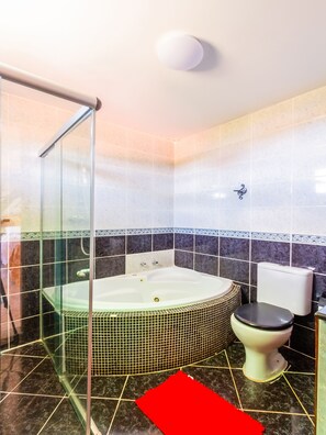 Habitación triple superior, varias camas | Baño | Toallas, jabón y papel higiénico