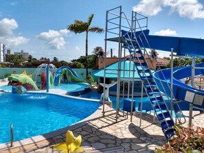 A swimming pool with slides and a diving platform. - Hotel Viking (Conde)