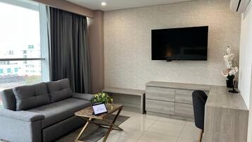 Deluxe Room | 1 bedroom, premium bedding, minibar, in-room safe