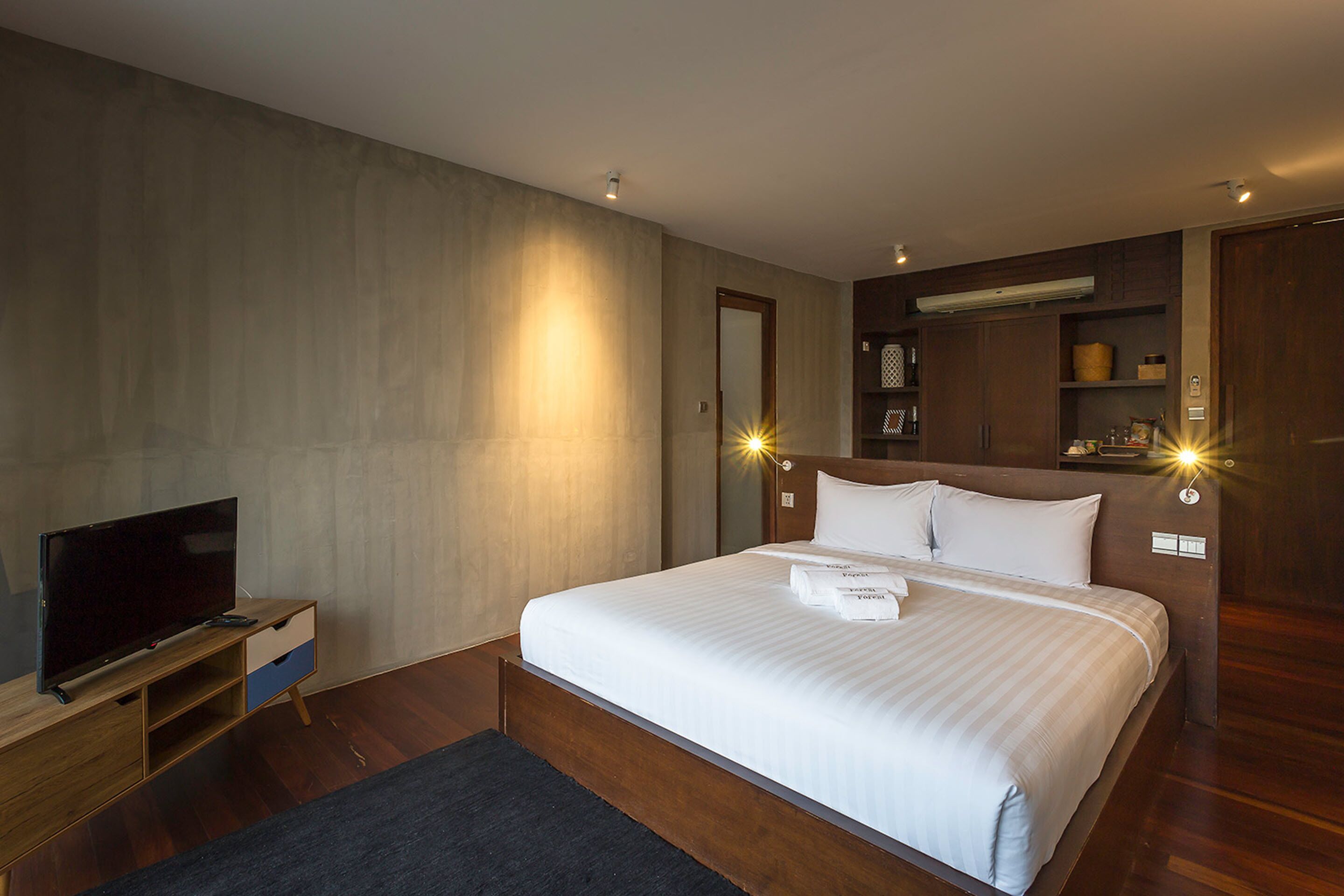 deluxe suite | minibar, in-room safe, desk, soundproofing