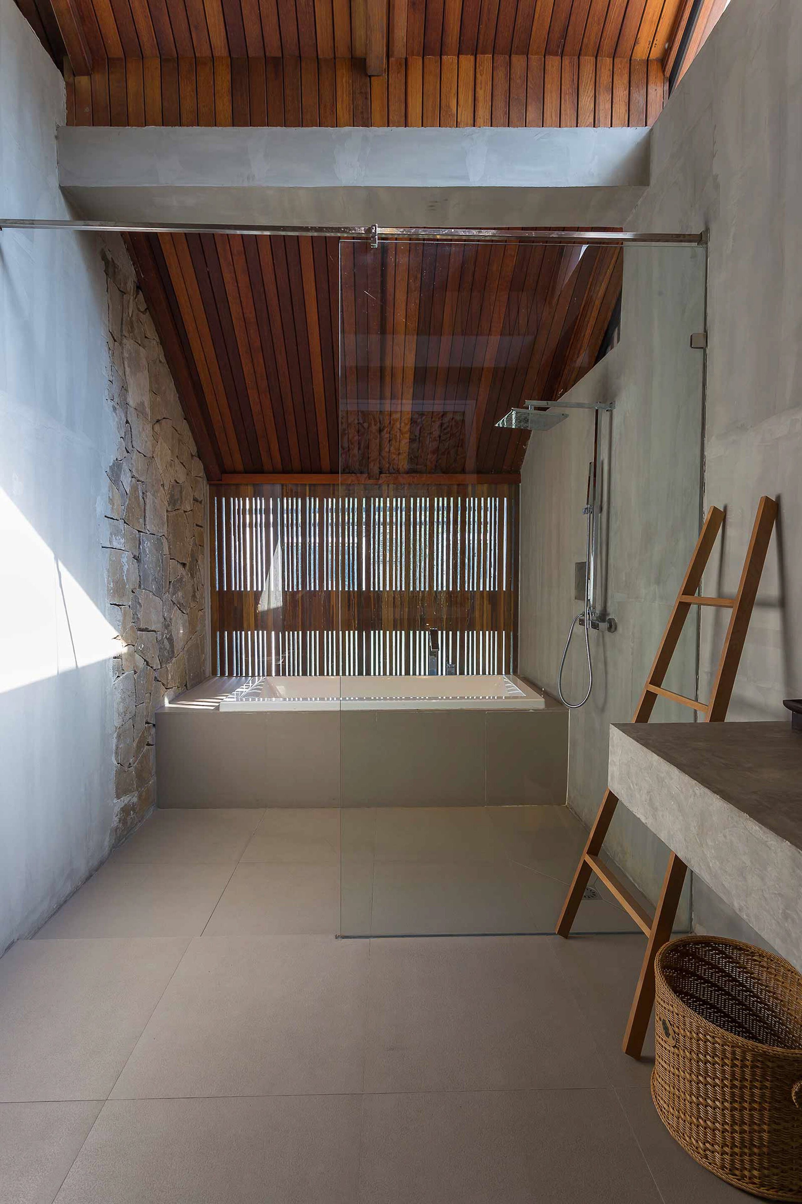 suite, 2 bedrooms | bathroom | separate bathtub and shower, deep-soaking bathtub, rainfall showerhead