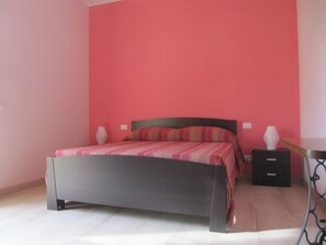 Sistema de insonorización, cunas (de pago), camas supletorias