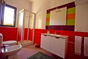 Shower, free toiletries, hair dryer, bathrobes - B&B Solesun (Misiliscemi)