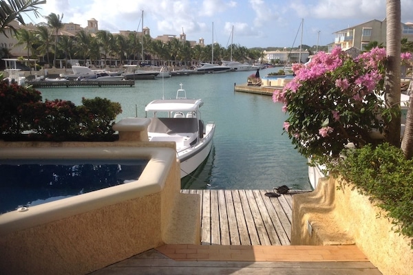 Kolam renang tertutup, kolam renang terbuka, kerusi lepak pantai