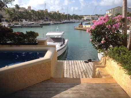 Una piscina techada, una piscina al aire libre