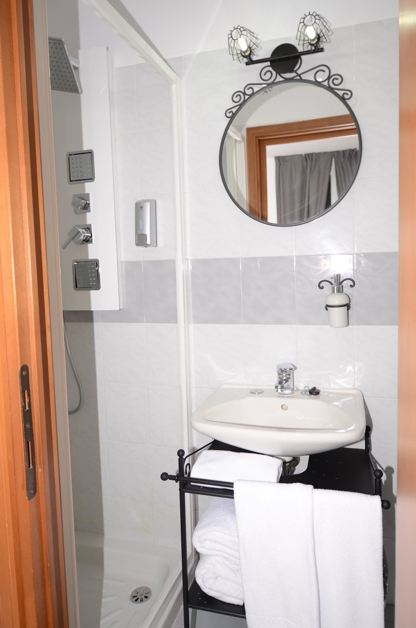 deluxe double or twin room, balcony | bathroom | shower, hydromassage showerhead, hair dryer, towels