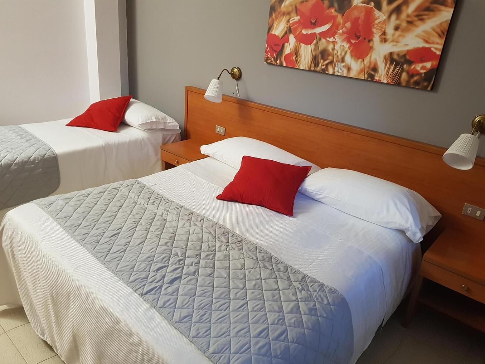 Coffres-forts dans les chambres, bureau, Wi-Fi gratuit, draps fournis